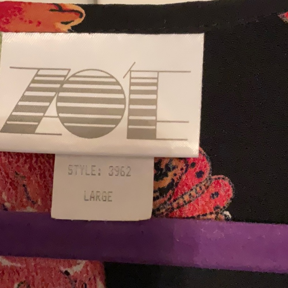 NWT.    Zoe California  size L.    Black flowered blouse